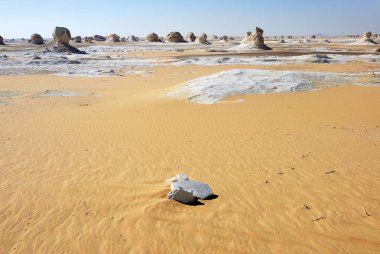 Güzel soyut doğası kaya oluşumları Western beyaz güneş doğarken, Sahara çöl. Mısır