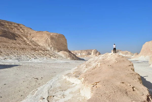 Turista Toma Fotos Las Montañas Torre Desierto Aqabat África Sahara — Foto de Stock