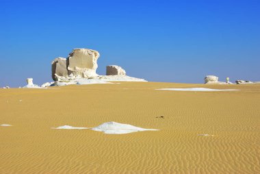 Güzel soyut doğası kaya oluşumları Western beyaz güneş doğarken, Sahara çöl. Mısır