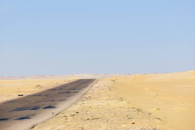 Asfalt yol boyunca kum tepeleri Batı çölünde, Sahara, Mısır, Afrika