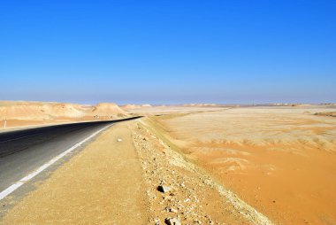 Tar kum tepeleri ve kumtaşı yolda kayalar Batı çöl Farafra ve Bahariya vaha arasında. Sahara Çölü, Mısır, Afrika