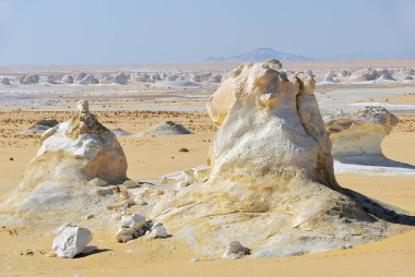 Güzel soyut doğası kaya oluşumları aka Western beyaz aslan heykeli güneş doğarken, Sahara çöl. Mısır