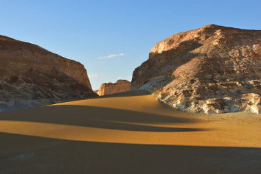 Dağlar Aqabat çöl günbatımında kule. Afrika, Sahra, Mısır
