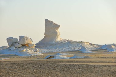 Güzel soyut doğası kaya oluşumları Western beyaz güneş doğarken, Sahara çöl. Mısır