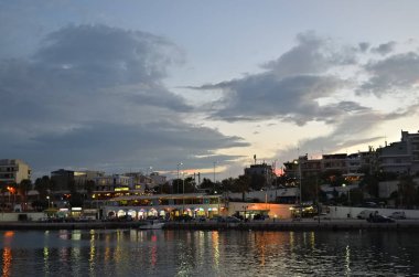 Rafina, Yunanistan - 19 Eylül 2016: Gece görünümü üzerinde Rafina sahil su, bir çok küçük bağlantı noktasındaki Attica'deki/daki oteller