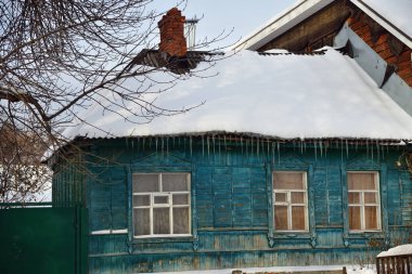 Eski Rus kış gösterilen yeşil cephe ile geleneksel ahşap ev. Voronej, Sacco ve Vanzetti street, Rusya Federasyonu