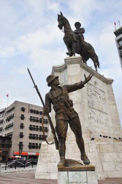 Ankara, Türkiye - 01 Kasım 2009: Atatürk binicilik Anıtı şehir merkezinde, Ulus Meydanı. Anıt 24 Kasım 1927 tarihinde açıldı ve 2002 yılında restore edildi.