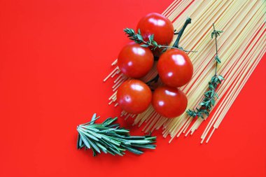 Spagetti, kekik, domates ve biberiye 