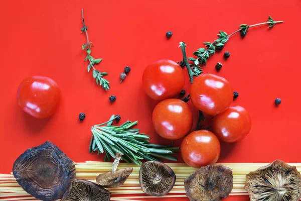 Spaghettis, thym, tomates, champignons et romarin — Photo
