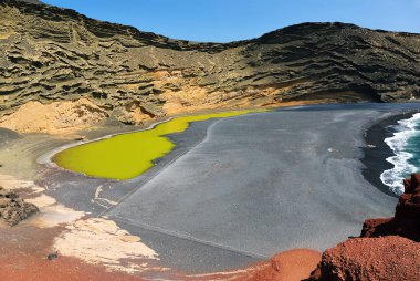 Lagün El Golfo siyah plajı ile. Lanzarote Adası. İspanya