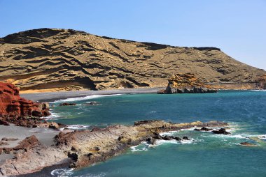 Lagün El Golfo siyah plajı ile. Lanzarote Adası. İspanya