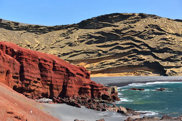 Laguna El Golfo z czarnej plaży. Wyspa Lanzarote. Hiszpania — Zdjęcie stockowe