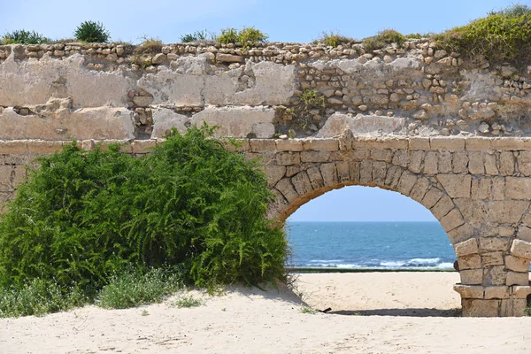 Roman vízvezetékeket Caesarea Maritima Izrael — Stock Fotó