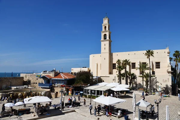 Iglesia de San Pedro. El campanario con reloj de la Iglesia. Jaf. — Foto de Stock