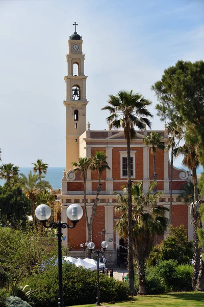 St. Peter Kilisesi. Kilisenin saati ile çan kulesi. Jaf — Stok fotoğraf