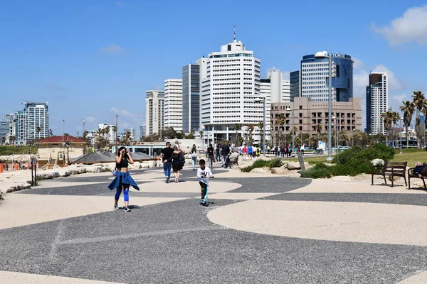 Paseo marítimo de Tel Aviv y Beit Textil Gibor House Trade Tower —  Fotos de Stock