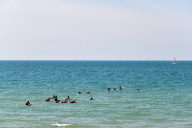 Suda sörfçüler. Tel Aviv, İsrail 