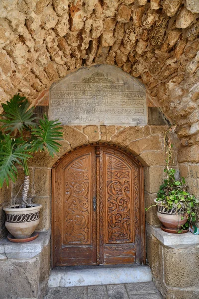 Древняя дверь. Тель-Авив. Израиль — стоковое фото