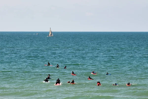 Surfer im Wasser. Tel Aviv, israel — Stockfoto