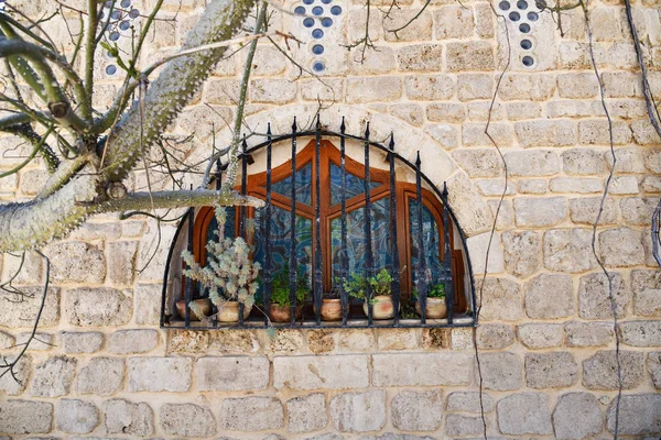 Древнее окно в Старом Яффо, Тель-Авив, Яффо, Израиль — стоковое фото