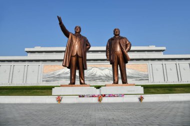Pyongyang, Kuzey Kore. Kim Il Sung ve Kim Jon'un bronz heykeli