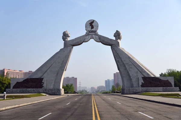 Pyongyang, Corea del Norte. Monumento a la reunificación nacional —  Fotos de Stock
