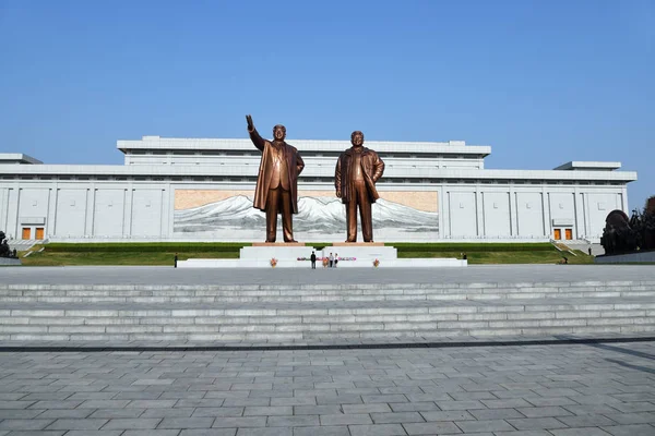 Pyongyang, Noord-Korea. Bronzen standbeeld van Kim Il Sung en Kim Jon — Stockfoto