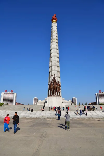 Башня Чучхе и статуя, Пхеньян, Северная Корея — стоковое фото