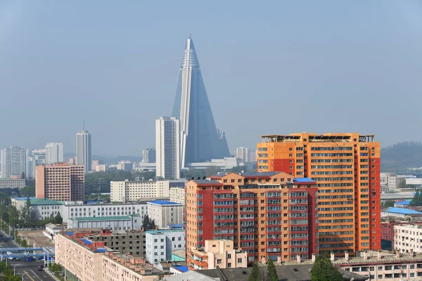 Corée du Nord, Pyongyang. Vue de la ville d'en haut. Ryugyong Ho — Photo