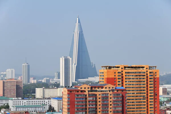 Noord-Korea, Pyongyang. Uitzicht op de stad van bovenaf. Ryugyong Ho — Stockfoto