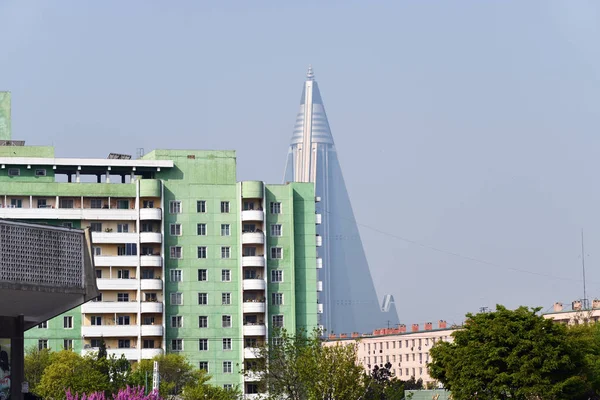 Corée du Nord, Pyongyang. Vue de la ville d'en haut.Ryugyong Hot — Photo