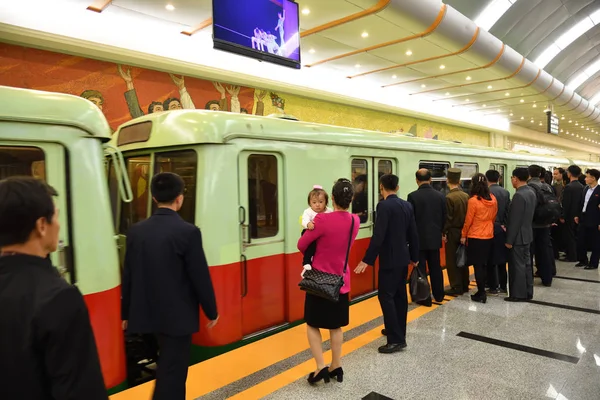 प्योंगयांग, उत्तर कोरिया। मेट्रो स्टेशन पर लोग — स्टॉक फ़ोटो, इमेज
