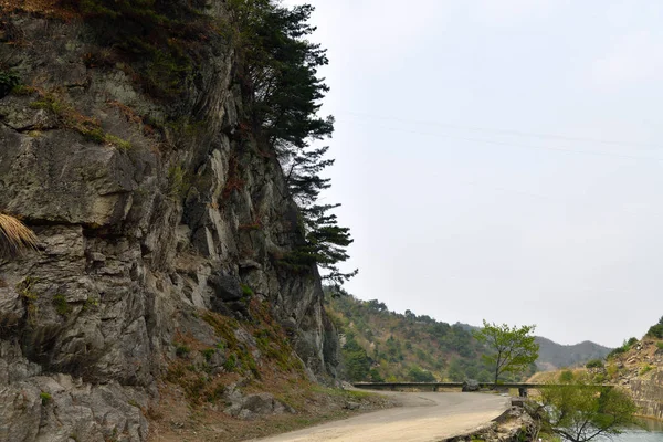 Северная Корея. Дорога в деревне — стоковое фото