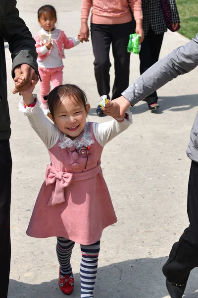 Pyongyang, Nord Korea. Liten flicka — Stockfoto