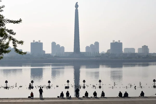 Juche tower and statue, Pyongyang, Coreia do Norte — Fotografia de Stock