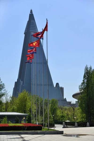 Северная Корея, Пхеньян. Вид на отель Ryugyong — стоковое фото