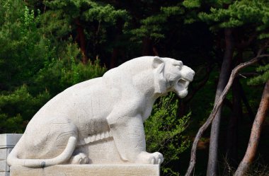 Kuzey Kore. Antik aslan heykeli