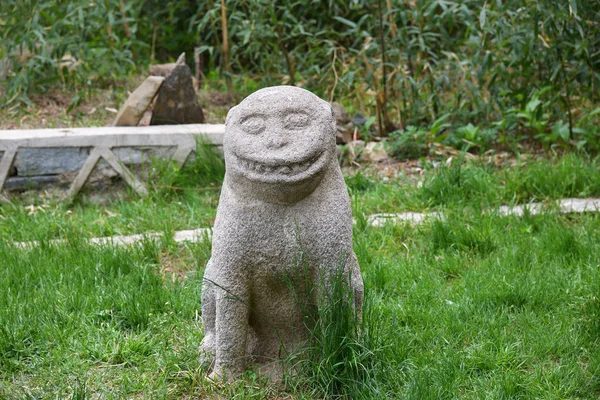 Noord-Korea. Oude leeuw beeldhouwkunst — Stockfoto