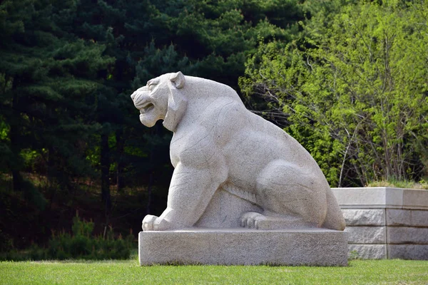 North Korea. Ancient lion sculpture — Stock Photo, Image