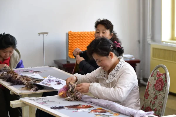 朝鲜。平壤刺绣学院 — 图库照片