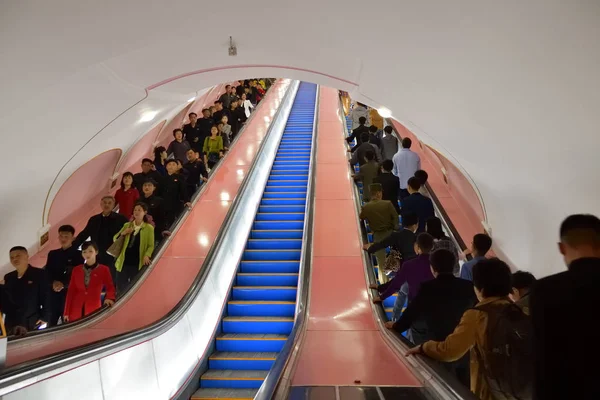 Pyongyang, North Korea. People at Metro station — Stock Photo, Image