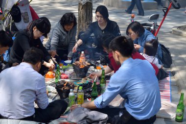 Pyongyang, Kuzey Kore. Umumi parkta Barbekü piknik aile