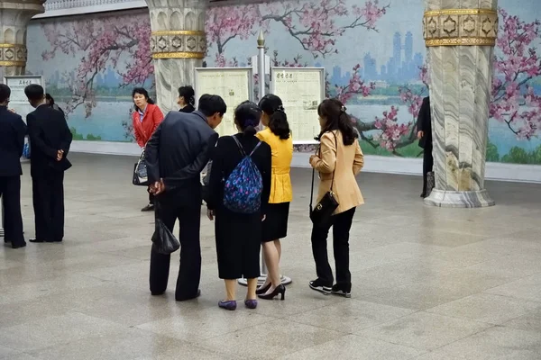Pyongyang, Coreia do Norte. Pessoas na estação de metro — Fotografia de Stock