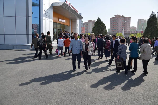 Pyongyang, Coreia do Norte. Pessoas perto da estação de metro — Fotografia de Stock