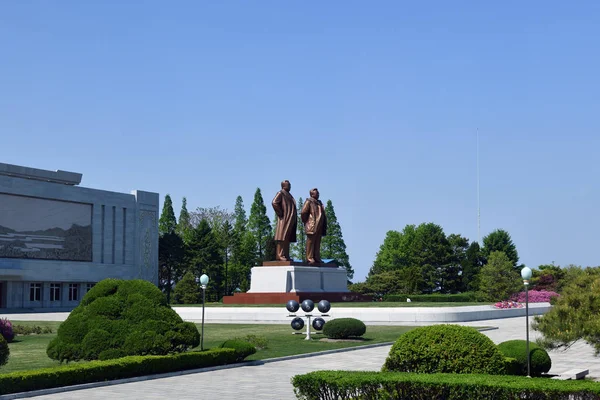 Північна Корея. Вонсан. Пам'ятник колишнім керівникам — стокове фото