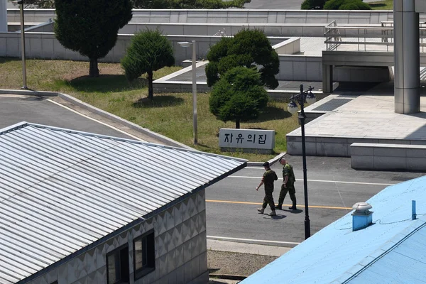 UN peacekeepers soldier. The demarcation line between South and — Stock Photo, Image