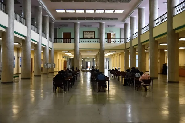 Pyongyang, Kuzey Kore. Kütüphanedeki kişiler