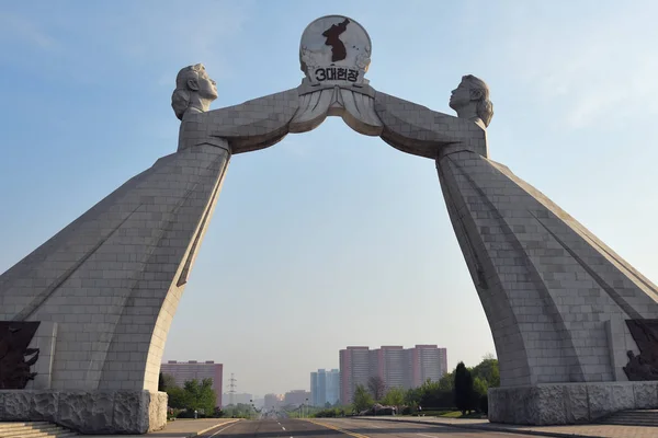 Pyongyang, Corea del Norte. Monumento a la reunificación nacional — Foto de Stock