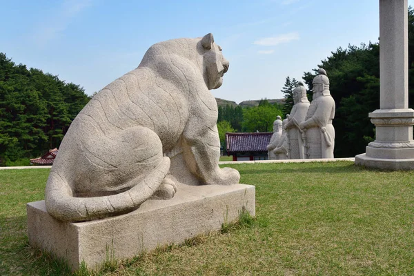 朝鲜。狮子雕塑 — 图库照片