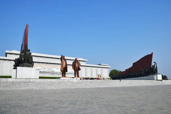 Пхеньян, Північна Корея. Бронзова статуя Кім ІР Сена і Кім Джон — стокове фото